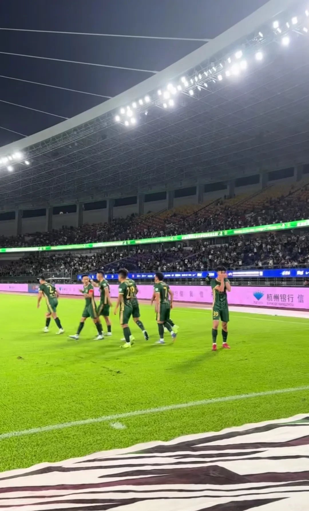 足球队新秀崭露头角,球迷为新星掌声不断 足球队新秀崭露头角,球迷为新星掌声不断