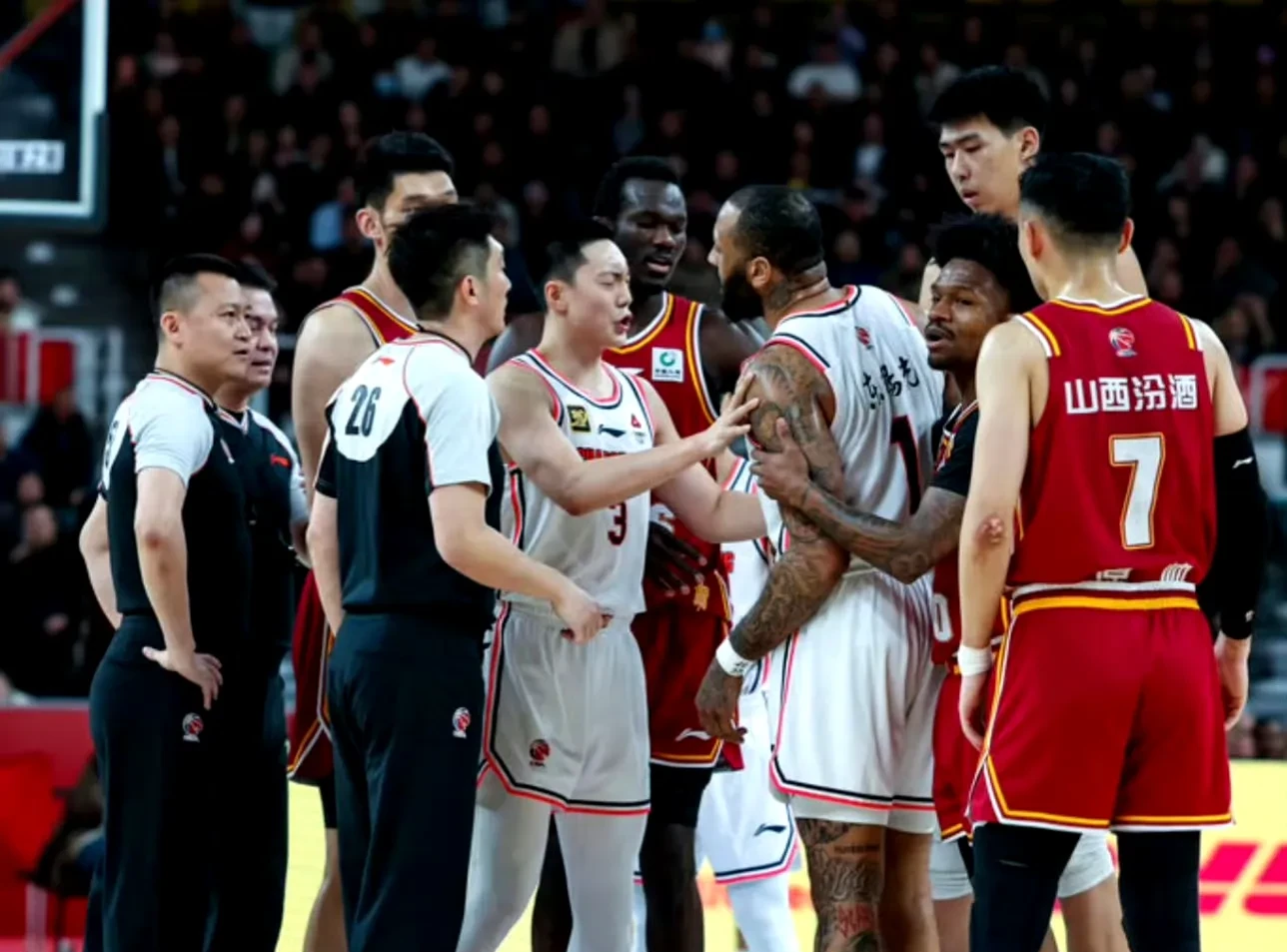 浙江男篮面对四川队:实力碰撞赛事激烈 浙江男篮面对四川队:实力碰撞赛事激烈